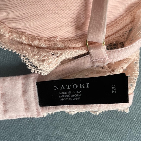 Natori Feather Bra. - Picture 2 of 2